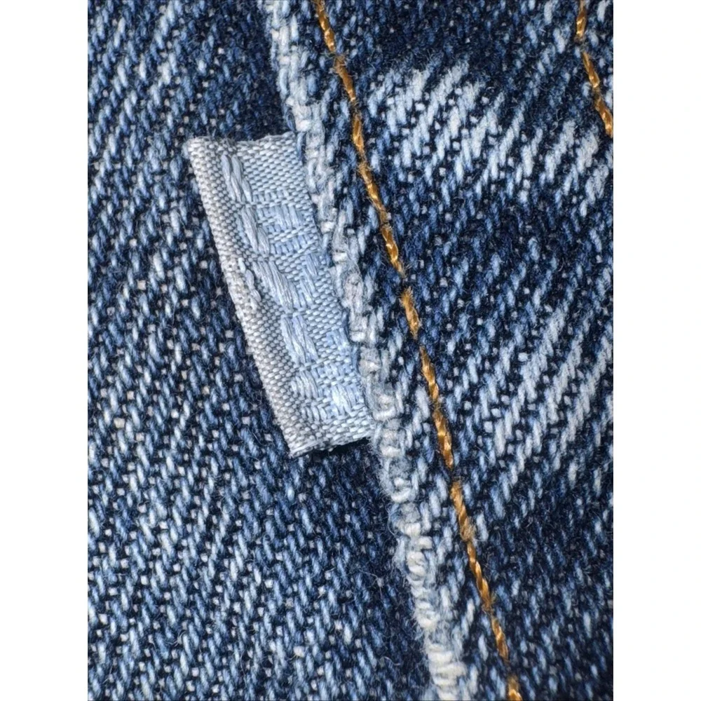 Levis please note